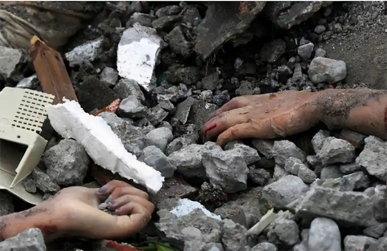 地震时她救出了13名学生,最后殉职,年仅28岁.