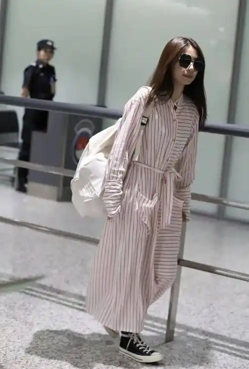 原创田馥甄真大变样一袭条纹连衣裙优雅迷人长发披肩魅力不减当年