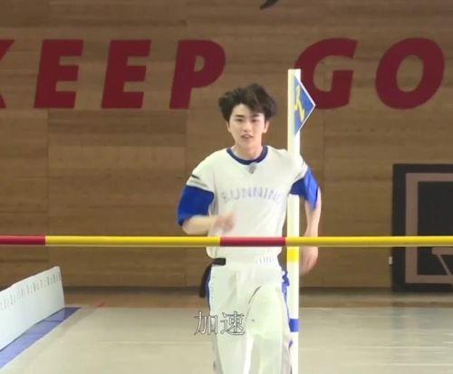 听到又玩指压板跳远时,黄旭熙baby尖叫,蔡徐坤说出心中困扰