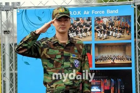 于昨日上午退伍,一百多名粉丝前往迎接,身着空军预备役军装的赵寅成