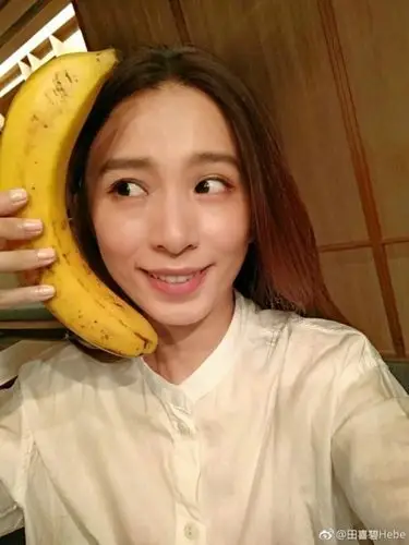 hebe田馥甄晒出一组俏皮自拍,她披着长发,妆容清淡接近素颜,用香蕉