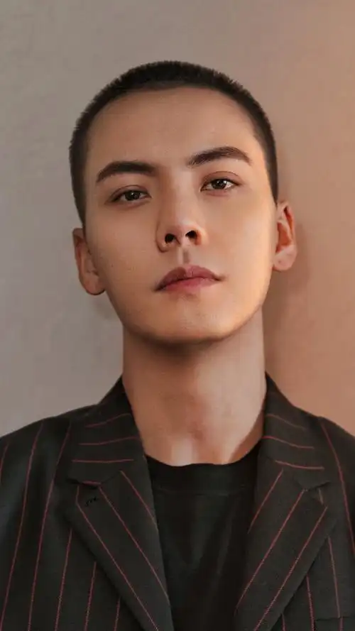 点击就看寸头光头帅哥图源搬运