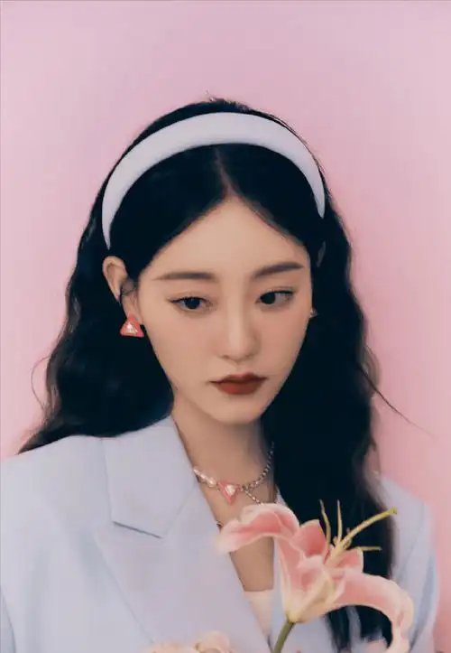 祝绪丹人美气质更好穿蓝色西装复古迷人戴宽发箍宛若油画少女