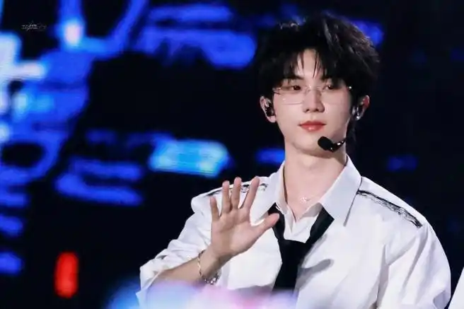 我勒个无框眼镜,我勒个白衬衫领带,帅晕了马嘉祺啊啊啊啊啊啊啊