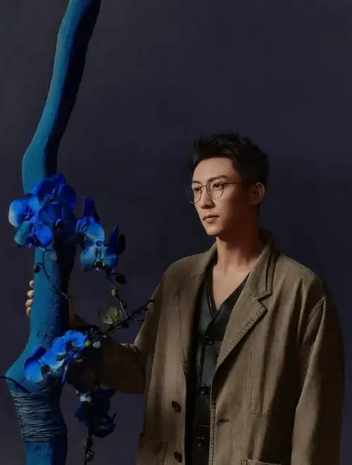 全球品牌代言人黄景瑜#这也太帅了吧戴眼镜太杀我了@johnny黄景瑜cr