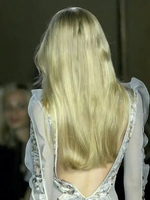 丝绸般顺滑的秀发真的很加分