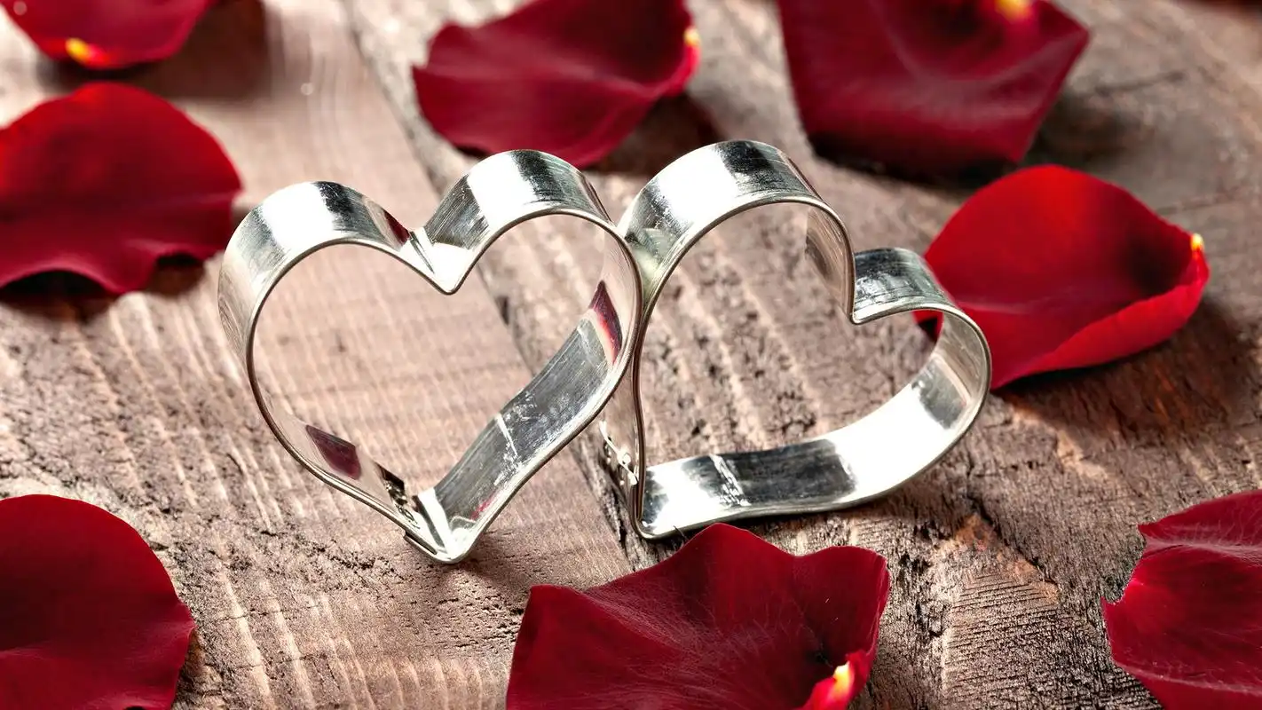 适用于(1920*1080)的桌面壁纸,图片中两颗金属的心型,就像两个相爱的