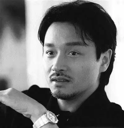 张国荣发型五:一款很随意的短发,碎刘海的修剪,颈部的发际部位的头发