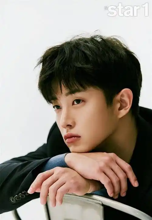 性感boss金玟锡令女性粉丝们拜倒在他的"巧克力腹肌"下_孙旻浩_生活