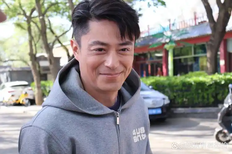 霍建华新剧《轻年》路透,身穿灰色卫衣的霍建华,五官立体挺拔,显得