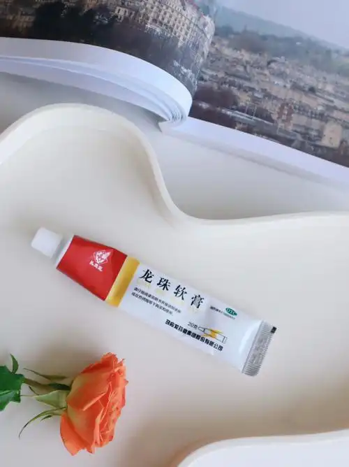 所以脸上的痘痘真的是越长越多～自己涂了很长一段时间的红霉素软膏都