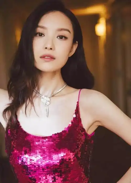 天鹅颈女生穿搭,倪妮就是行走的"答案",变美其实很简单