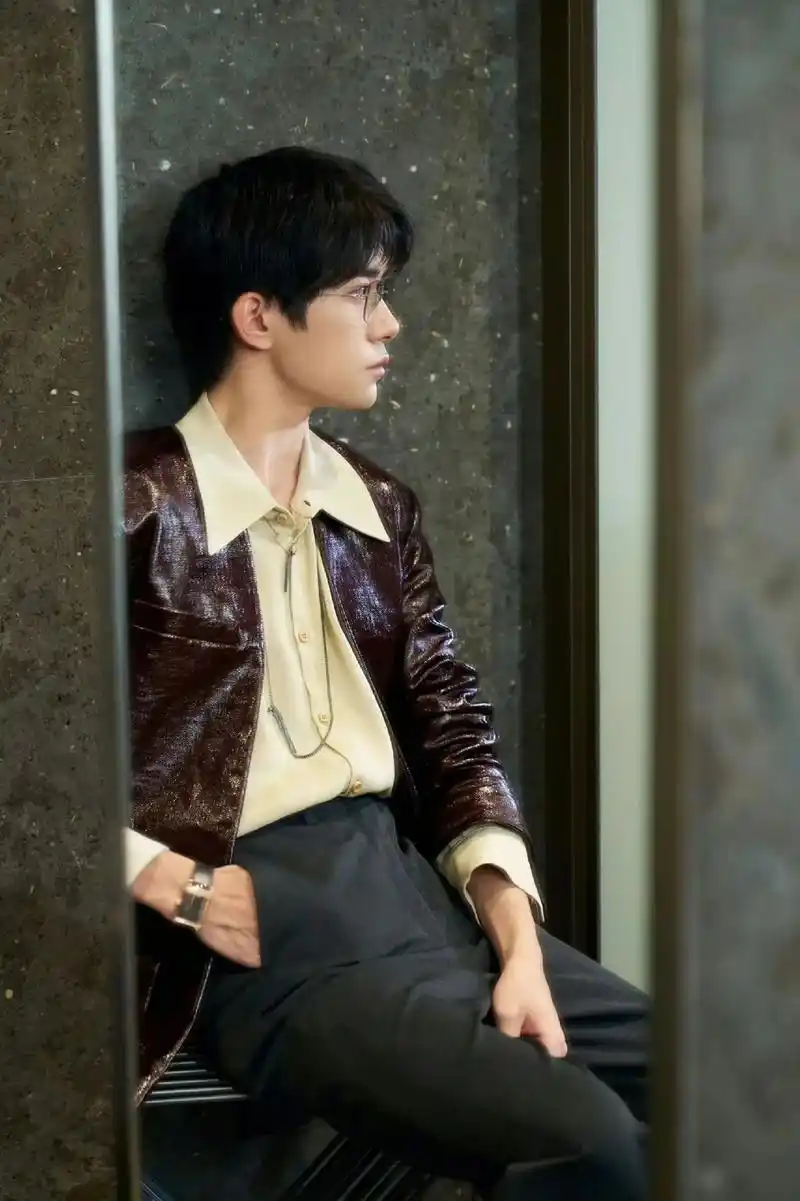 易烊千玺.啊啊啊啊啊啊啊……红皮衣 眼睛!你要不要这么摄 - 抖音