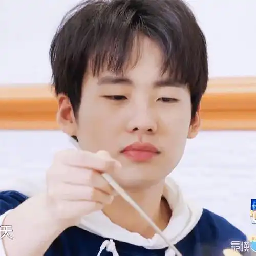 郭麒麟吃东西的时候太可爱了,就像小仓鼠一样,腮帮子都鼓鼓的 太亲了