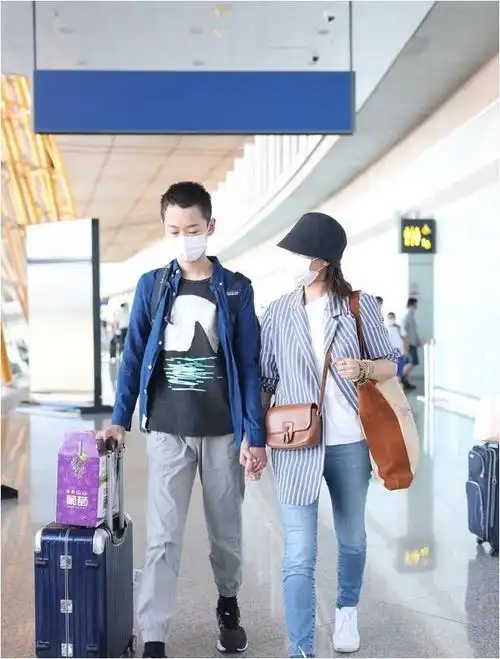 海清学霸儿子多才多艺画作售价3万游泳金牌闪耀