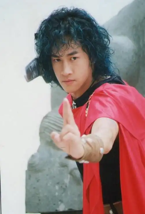 瘦了吧唧就别演猛将何润东教你们什么才叫一夫当关万夫莫开