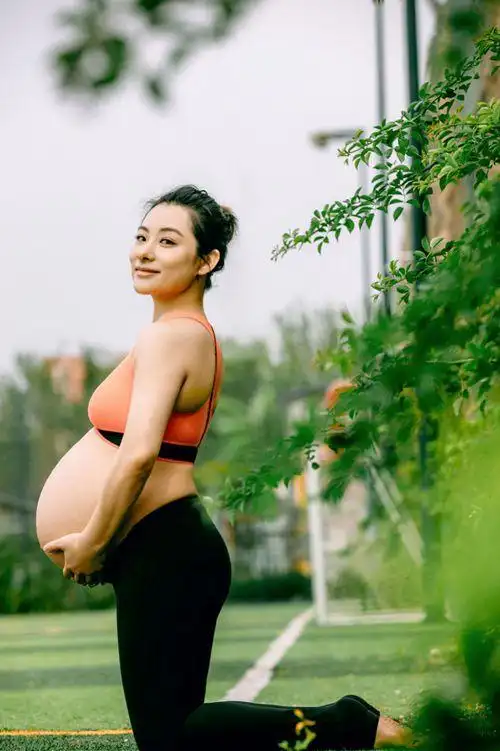 刘璇晒孕肚倒立照盘点娱乐圈女明星的创意孕肚照