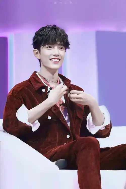 肖战小卷毛造型合集:真的好想摸一摸,那头精致的小卷毛_贝雷帽_小王子