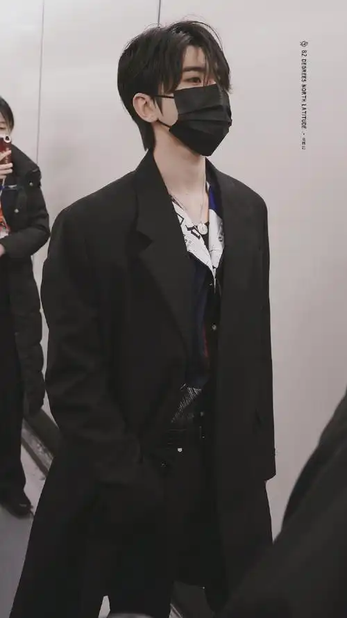 蔡徐坤黑色大衣