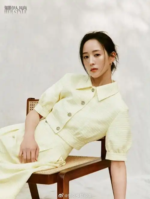 张钧甯春日氛围感大片释出着黑色深v长裙好优雅