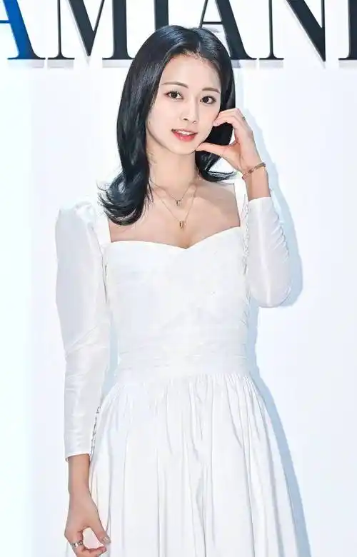 全球最美面孔的周子瑜白色长裙参加活动,身材曼妙,肌肤白皙细腻_发展