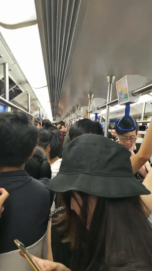 地铁上人熙攘攘