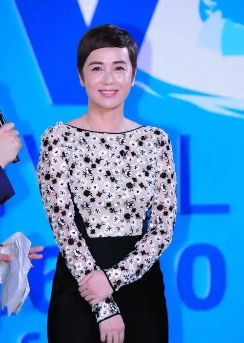 54岁蒋雯丽太优雅,穿黑色时尚礼服身段窈窕,不输32岁外甥女_造型_气质