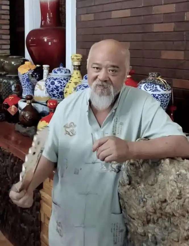 李琦|老演员李琦在北京摆摊卖烤串,50元一串非常忙碌,胡子拉碴很神气