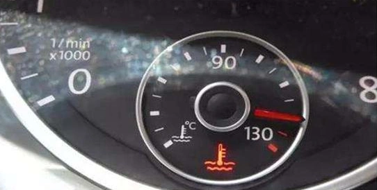 水泵转动不顺畅,导致冷却液的流动不好,所以水温灯亮,冷却液温度过高