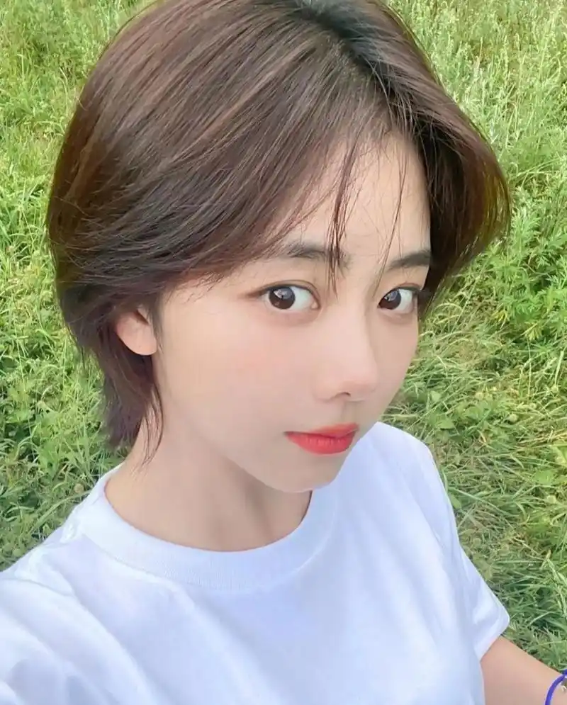 短发的谭松韵,清新脱俗,甜美灵动,宛若少女!