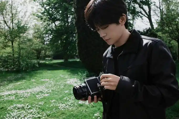 易洋千玺端午营业照片,黑子皮衣尽显帅气_易烊_节日_生活