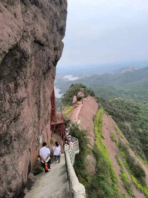 江西鹰潭弋阳龟峰玻璃栈道风景优美!鹰潭寻梦龙虎山夜景漂亮!