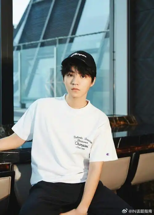 王俊凯今日直播造型9615~黑白休闲穿搭随性又帅气~一会直播见