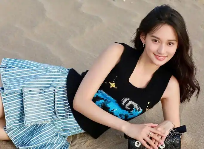 夏梦早秋写真时尚感的秋日穿搭波浪卷发美丽动人