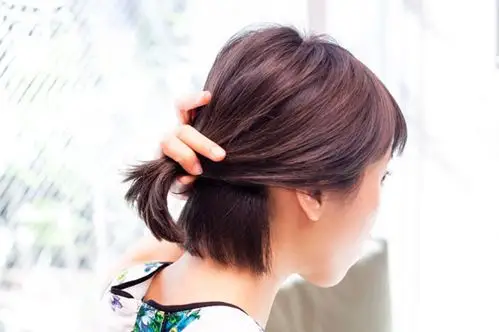 斜刘海波波头短发清爽可人,当相比上面的扎发而已,清爽度还是不够