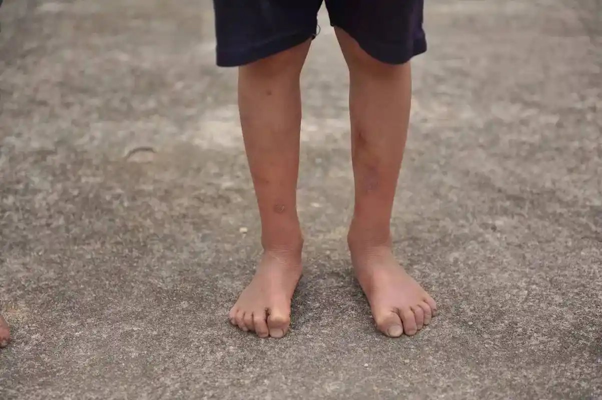 他们,光着脚上学.