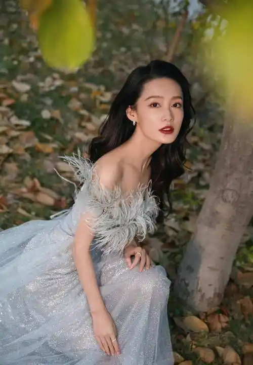 李沁秋意纯白大片,温柔甜美,清冷仙气_纱裙_淡蓝色_纸板