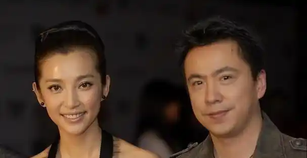 没想到之后王中军就开始一直带着李冰冰出席各种活动,还被爆出一起