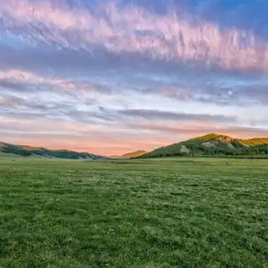 绿色草原风景图片大全唯美 蓝天绿地让人心情愉悦_风景头像_美头网