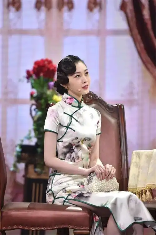 然而,她在电视剧《伪装者》中所呈现的旗袍形象却让人无法抗拒,仿佛