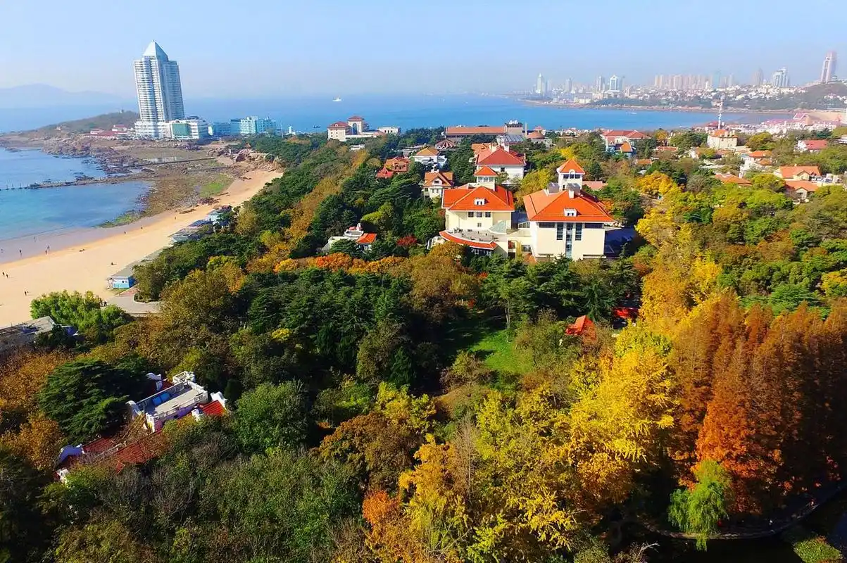 青岛八大关风景区是一处以欧洲古典建筑风格为特色的风景旅游区,位于