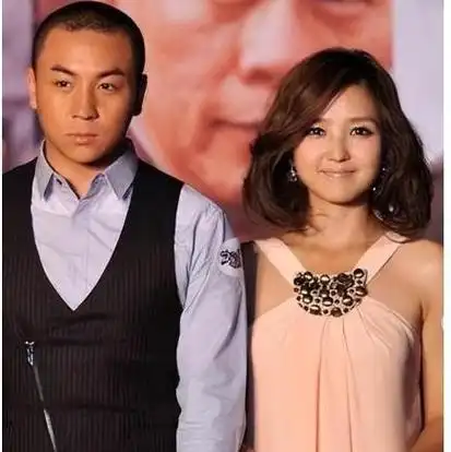 释小龙抱着儿子参加宴席儿子眼睛大又圆和何洁分手后结婚生子