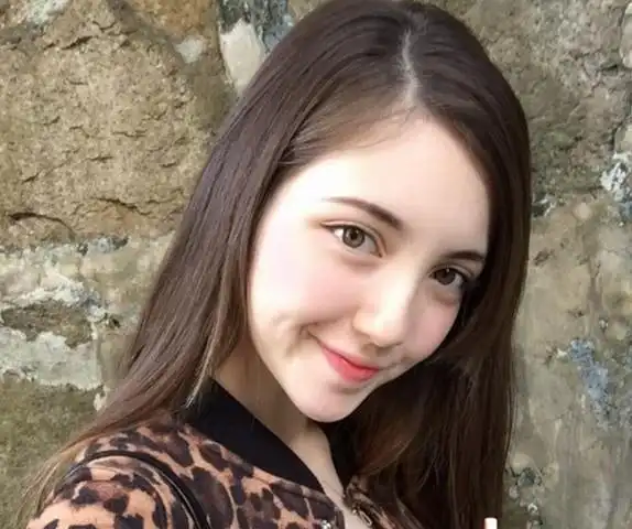 麦嘉欣是澳门土生土长的中葡混血儿,五官标致轮廓分明,笑容甜美又极具