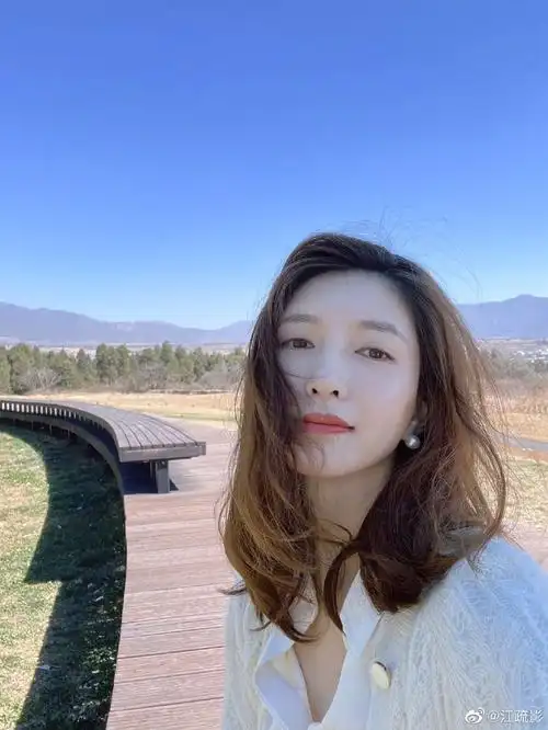 近日,江疏影在微博晒出一组氛围感随拍.