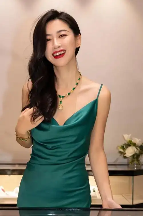 朱珠,时尚俏丽,气质出众的写真!__财经头条