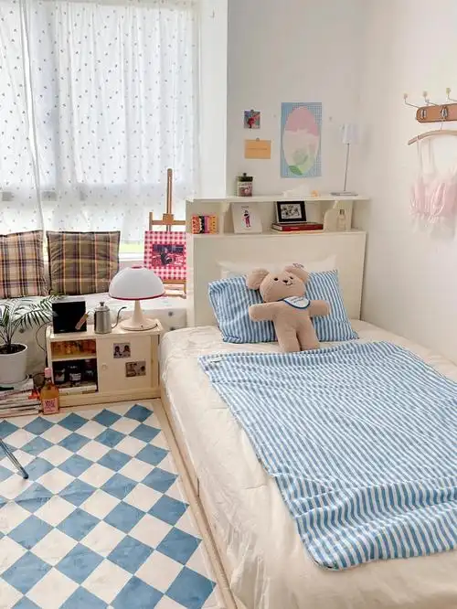 的季节蓝色的床单和蓝格地毯很配哦#布置自己的小房间  #卧室大改造