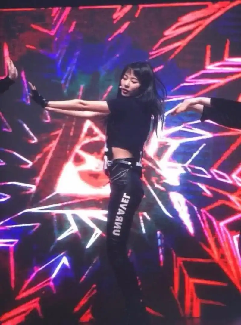 首先让我们看看吴亦凡穿皮裤的样子吧,吴亦凡本身就高,身材比例也还