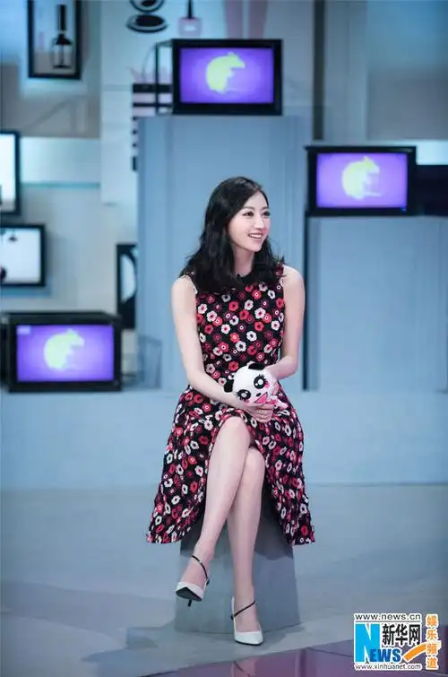 景甜秀一字马展逆天柔韧度 看呆网友"求切磋"