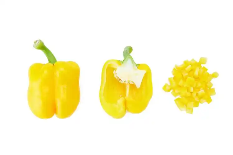 白底蔬菜切开彩椒彩椒丁黄椒丁切块彩椒黄椒彩椒菜椒