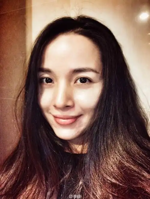 李佳是有大青衣范的女演员,有超出年龄的对角色的把控.
